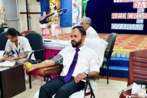 Koderma News: माँ की ममता, रक्तदान से जीवन मदर्स डे पर मॉडर्न पब्लिक स्कूल में लगा रक्तदान शिविर, 30 यूनिट संग्रह