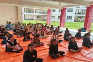 Sahebganj News: मॉडल कॉलेज राजमहल में योग दिवस का पूर्वाभ्यास, छात्रों ने दिखाया उत्साह