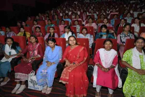 छात्राओं संग नागपुरी फिल्म 'सेरेंग' देखने पहुंचीं मंत्री शिल्पी नेहा तिर्की, कलाकारों की प्रतिभा को सराहा