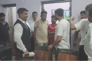 Chaibasa News: कलेक्ट्रेट के बाहर अधिवक्ताओं की सजगता से रुका जाली दस्तावेजों का कारोबार