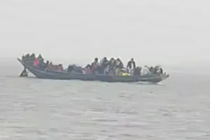 Sahebganj News: फेरी सेवा बंद होने से नावों पर क्षमता से अधिक सवारी, जान जोखिम में डालकर सफर कर रहे लोग