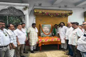 दुर्गा सोरेन पुण्यतिथि पर राजमहल सांसद विजय हाँसदा ने दी श्रद्धांजलि, झामुमो नेताओं की मौजूदगी