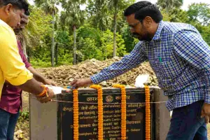Dhanbad News:  बीरसिंहपुर में उप स्वास्थ्य केंद्र शिलान्यास पर बवाल, बोर्ड से गायब मिली प्राक्कलित राशि