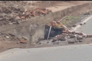 केंदुआ में फिर भू-धंसान, धनबाद–बोकारो मुख्य मार्ग बंद; लगातार बारिश से खतरा बढ़ा