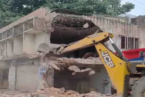 भागलपुर में रिमझिम होटल पर चला बुलडोजर, कोर्ट के आदेश पर प्रशासन की बड़ी कार्रवाई