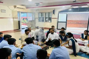 Koderma News: वैदिक मंत्रोच्चार संग मॉडर्न पब्लिक स्कूल में 11वीं शुरू, JEE-NEET, CLAT, NDA क्लासेज शुरू