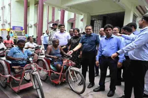 Bokaro News: समाहरणालय परिसर में  दिव्यांगजनों को बैटरी चालित ट्राईसाइकिल का किया गया वितरण 