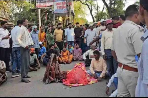 Hazaribagh News: यूनिक नर्सिंग होम पर गंभीर आरोप: कथित गलत इलाज से 4 माह की गर्भवती महिला की मौत, आक्रोशित लोगों ने किया सड़क जाम