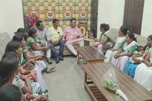 Hazaribagh News: 'हमारी एएनएम का तबादला न करें', सांसद मनीष जायसवाल के पास गुहार लगाने पहुंचे ग्रामीण