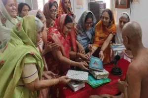 Koderma News: मुनि श्री धर्म सागर जी महाराज ने किया केशलौच, उमड़ा श्रद्धा का सैलाब