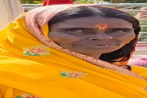Koderma News: सड़क पर मिला महिला का शव, जमीन विवाद में हत्या का आरोप