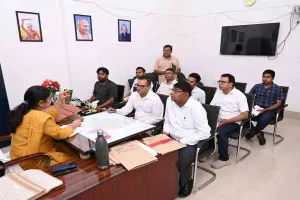 Pakur News: प्रखंड कार्यालय एवं अंचलों में कार्यों की समीक्षा, लापरवाही नहीं बरतने का निर्देश