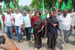 Pakur News: महंगाई के खिलाफ आयोजित धरना-प्रदर्शन में शामिल हुईं उपासना मरांडी