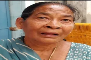 Koderma News: शातिर ठगों का आतंक: बातों में उलझाकर बुजुर्ग महिला के सोने के जेवर ले उड़े