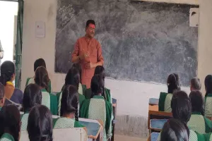 Hazaribagh News: सांसद का 'एक्शन' मोड: चौपारण के स्कूल में शिक्षकों की कमी पर DEO को लगाई फटकार