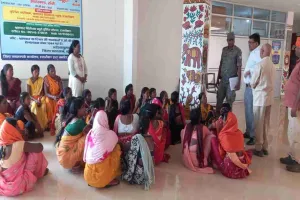 Hazaribagh News: भूमिहीन दलित महिलाओं ने एडीएम से लगाई गुहार, गैरमजरूआ भूमि बचाने व आवंटन की मांग