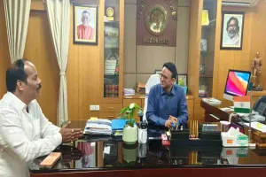 Hazaribagh News: विधायक प्रदीप प्रसाद ने डीसी से की मुलाकात, स्कूलों की मनमानी और ट्रैफिक जाम पर जताई कड़ी आपत्ति