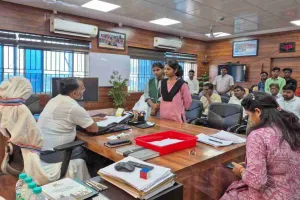 Giridih News: डीसी का जनता दरबार: जमीन विवाद और पेंशन की समस्याओं पर अधिकारियों को सख्त निर्देश