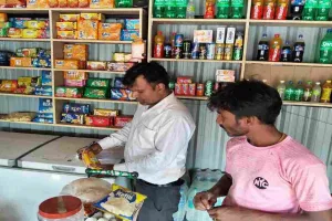 Pakur News: खाद्य सुरक्षा पदाधिकारी द्वारा होटल एवं किराना दुकानों का किया औचक निरीक्षण