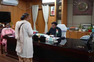Hazaribagh News: डीसी का जनता दरबार: दिव्यांग की पेंशन तुरंत शुरू करने का आदेश, अधिकारियों को दी चेतावनी