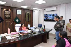 Pakur News: समाहरणालय में जनता दरबार, उपायुक्त ने सुनीं लोगों की समस्याएं