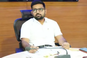 Palamu News: आयुष्मान योजनाओं की समीक्षा में डीसी सख्त, 17 अस्पतालों के क्लेम की होगी जांच 