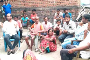 Giridih News: फॉरवर्ड ब्लॉक की टीम पहुंची खनडीहा, दिलीप दास के परिजनों और ग्रामीणों से की मुलाकात