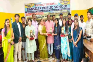 Bokaro News: रणविजय मेमोरियल संस्कार पब्लिक स्कूल ने स्टेट टॉपर छोटी को किया सम्मानित