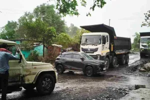Dhanbad News: आउटसोर्सिंग वाहन की चपेट में आने से बाल-बाल बचे आजसू नेता, सुरक्षा व्यवस्था पर उठे सवाल