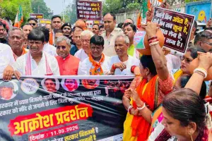 धनबाद में 'मटका फोड़' प्रदर्शन: पेयजल संकट को लेकर भाजपा का समाहरणालय पर जोरदार घेराव