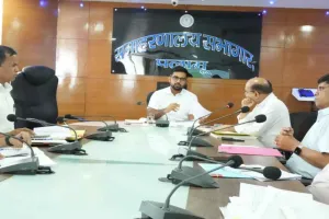 Palamu News: उपायुक्त ने राजस्व संग्रहण की समीक्षा बैठक की, सभी विभागों को राजस्व संग्रहण में तेज़ी लाने के निर्देश 