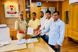 Hazaribagh News: बढ़ते नशे और क्राइम पर भाजयुमो सख्त, नए एसपी अमन कुमार को सौंपा मांग पत्र
