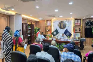 Dhanbad News: स्कूल की जमीन पर अतिक्रमण से रुका बाउंड्री निर्माण, ग्रामीणों ने डीसी से लगाई गुहार