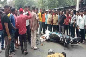 Dhanbad News: लोको बाजार में हाइवा की चपेट में आने से बाइक सवार की मौत, सड़क जाम