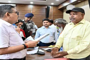 Bokaro News: 'हम आपको सुनते हैं' कार्यक्रम में उपायुक्त ने सुनीं जनता की फरियाद, त्वरित निष्पादन के निर्देश