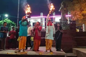 Sahebganj News: साप्ताहिक गंगा आरती में उमड़ा आस्था का सैलाब, वैदिक मंत्रों और शंखध्वनि से गूंजा गंगा तट