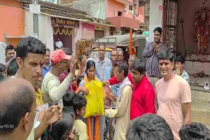 कसमार में सनसनी: कुएं पर नहाने गई महिला की चाकू से गला रेतकर हत्या, आरोपी फरार