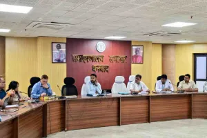 Dhanbad News: स्वास्थ्य सुविधाओं को बेहतर बनाने के लिए प्रशासन सख्त, डीडीसी ने दिए कड़े निर्देश