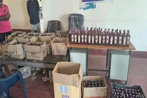 Giridih News: शराब तस्करी पर प्रहार: पुलिस ने पिकअप वैन से जब्त की 15 पेटी विदेशी शराब, दो गिरफ्तार