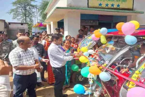 Dumka News: सशक्तिकरण का सफर: डीसी ने सखी मंडल की 4 दीदियों को सौंपी टोटो की चाबियां