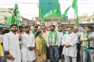Koderma News: नीट परीक्षा में पेपर लीक के विरोध में झामुमो युवा एवं छात्र मोर्चा ने फूंका केंद्रीय शिक्षा मंत्री का पुतला