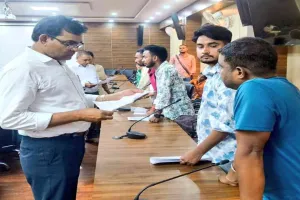 Bokaro News: जनता की समस्याओं पर सुनवाई, समाहरणालय में आयोजित 'हम आपको सुनते हैं' कार्यक्रम