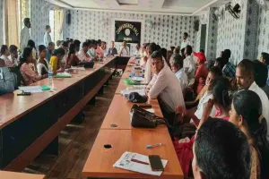 Giridih News: विकास की समीक्षा, निदेशक डीआरडीए रंथू महतों ने परखी अबुआ और पीएम आवास की प्रगति