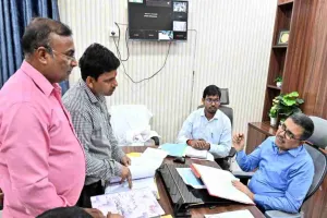 Bokaro News: डीसी अजय नाथ झा का औचक निरीक्षण, नगर परिषद के तीन कर्मियों का वेतन रोका