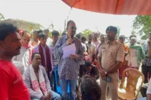 Pakur News: ग्रामीणों द्वारा सड़क निर्माण की मांग को लेकर ग्रामीणों ने किया चक्का जाम 