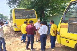 Dumka News: स्कूल बसों और वैन की औचक जांच, परिवहन विभाग की कार्रवाई से चालकों में हड़कंप