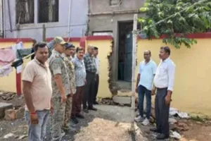 Pakur News: डीसी के आदेश पर एक्शन में प्रशासन, कार्यपालक अभियंता और बीडीओ-सीओ ने जांचा चहारदीवारी निर्माण