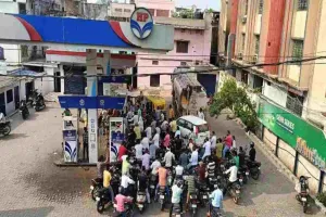 Palamu News: पेट्रोल के लिए मची त्राहि-त्राहि, ईंधन खत्म होने की अफवाह के बाद पंपों पर उमड़ी भारी भीड़