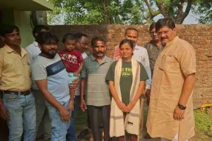 Dhanbad News: विज्ञान संकाय की जिला टॉपर पूनम कुमारी को विधायक राज सिन्हा ने किया सम्मानित