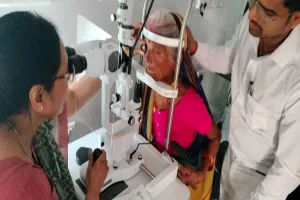 Koderma News: रोटरी क्लब की बड़ी मानवीय पहल, करमा पंचायत में 71 लोगों की हुई मुफ्त आंख जांच